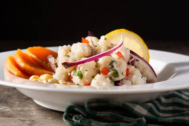 Balık, tatlı patates, mısır ve sebzeli geleneksel Peru ceviche 'si.
