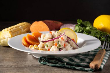Balık, patates, mısır ve sebzeli geleneksel Peru ceviche 'si.