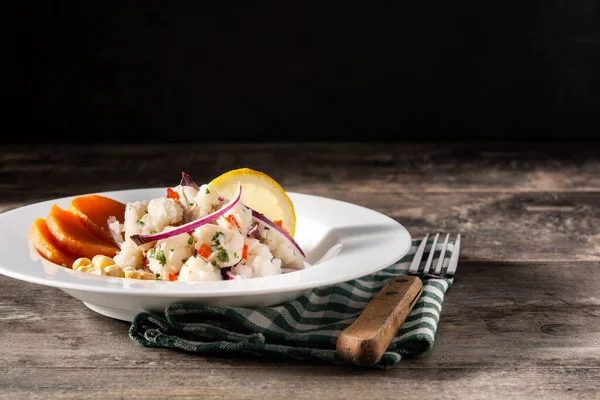 Ceviche Peruano Tradicional Con Pescado Batata Maíz Verduras Mesa Madera — Foto de Stock