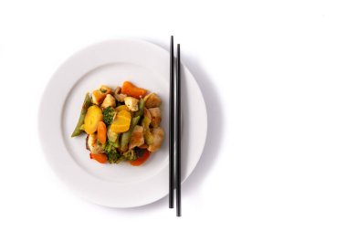 Kızarmış tavuğu sebzelerle karıştır. Üst Manzara. Boşluğu kopyala