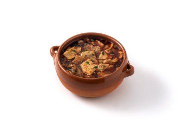 Geleneksel mondongo ya da menü çorbası beyaz arka planda izole edilmiş.