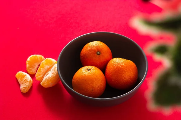 Mandarini Freschi Ciotola Nera Sfondo Rosso — Foto Stock