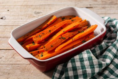 Tahta masada bal jöleli havuç.