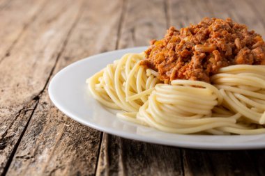 Tahta masadaki bolonez soslu spagetti.