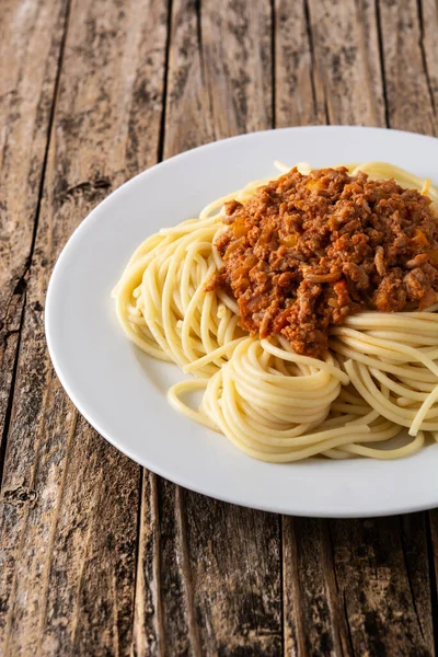 Espaguetis Con Salsa Boloñesa Sobre Mesa Madera — Foto de Stock