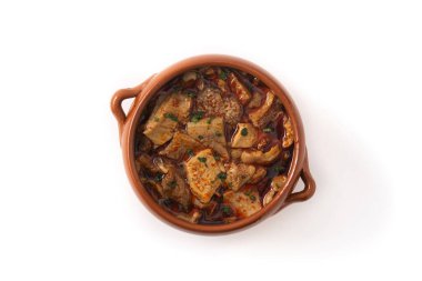 Geleneksel Mondongo ya da El Menudo çorbası beyaz arka planda izole edilmiş.