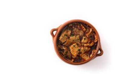 Geleneksel Mondongo ya da beyaz arka planda izole edilmiş el menudo çorbası. Üst Manzara. Boşluğu kopyala