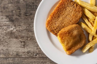 Tahta masada peynirli ve jambonlu San Jacobo bifteği. Üst Manzara. Boşluğu kopyala