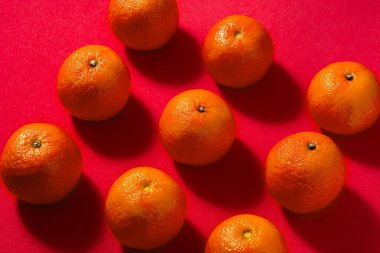 Kırmızı arkaplanda taze mandalina deseni