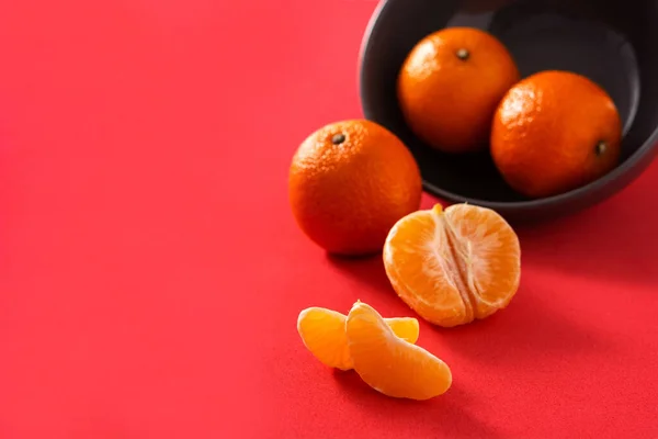 Mandarines Fraîches Dans Bol Sur Fond Rouge Espace Copie — Photo