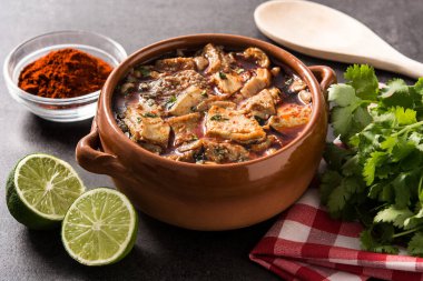 Geleneksel Mondongo ya da siyah taşlı El Menudo çorbası.