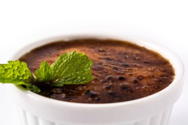 Ev yapımı creme brulee beyaz arka planda izole edildi. Yakın plan.