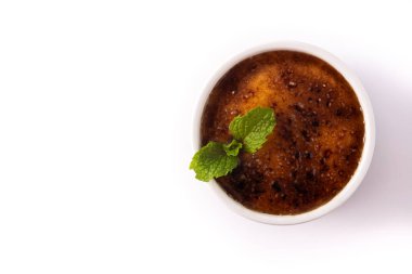 Beyaz arka planda ev yapımı creme brulee var. Üst Manzara. Boşluğu kopyala