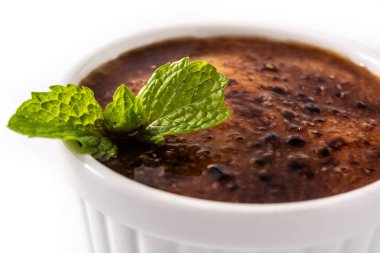 Beyaz arka planda ev yapımı creme brulee