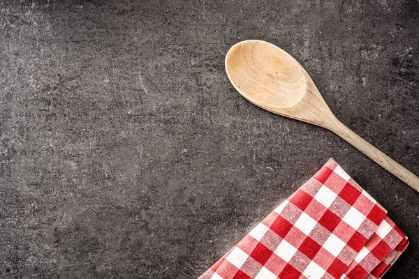 Holzlöffel Und Karierte Tischdecke Auf Schwarzem Hintergrund Ansicht Von Oben — Stockfoto