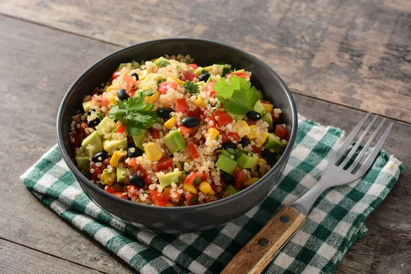 Ensalada Mexicana Con Quinua Tazón Sobre Mesa Madera — Foto de Stock