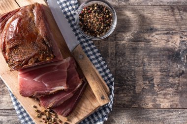 Ahşap masada kurutulmuş ve tütsülenmiş et. Üst görünüm