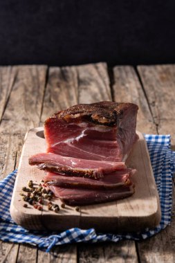 Ahşap masada kurutulmuş ve tütsülenmiş et