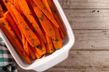 Tahta masada bal jöleli havuç.