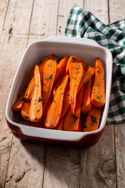 Tahta masada bal jöleli havuç.