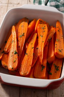 Tahta masada bal jöleli havuç.