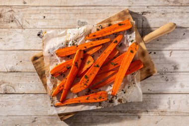 Tahta masada bal jöleli havuç.