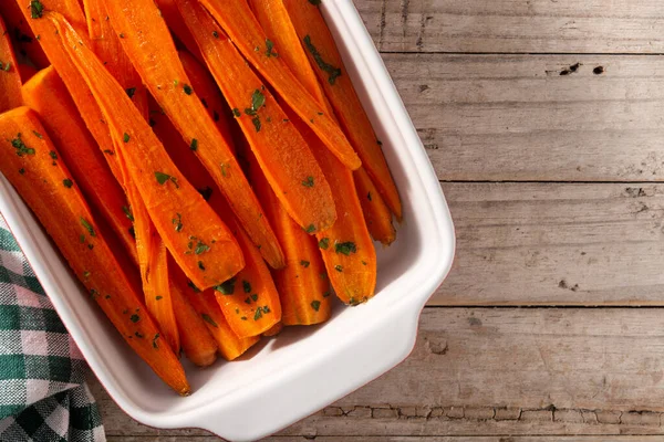 Tahta masada bal jöleli havuç.