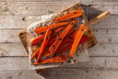 Tahta masada bal jöleli havuç.