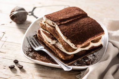 Geleneksel tiramisu keki ahşap masada.