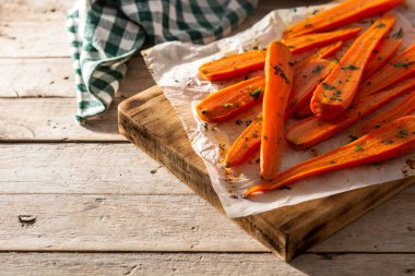 Tahta masada bal jöleli havuç.