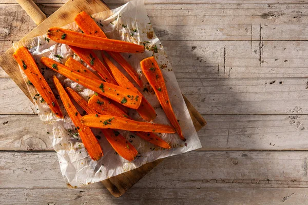 Застекленная Морковь Деревянном Столе — стоковое фото
