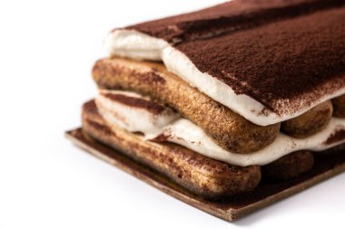 Beyaz arkaplanda geleneksel tiramisu keki