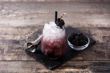 Taze böğürtlen kokteyli.