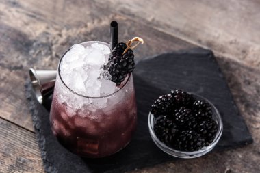 Taze böğürtlen kokteyli.