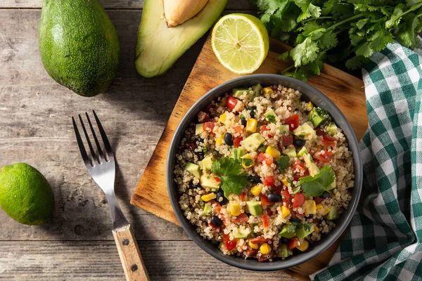 Salad Meksiko Dengan Quinoa Dalam Mangkuk Atas Meja Kayu — Stok Foto