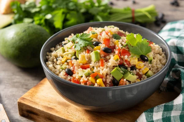 Salad Meksiko Dengan Quinoa Dalam Mangkuk Atas Meja Kayu — Stok Foto