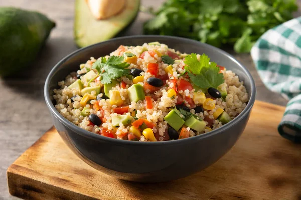 Ensalada Mexicana Con Quinua Tazón Sobre Mesa Madera — Foto de Stock