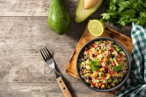 Ensalada Mexicana Con Quinua Tazón Sobre Mesa Madera — Foto de Stock