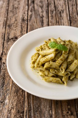 Tahta masada pesto soslu makarna..