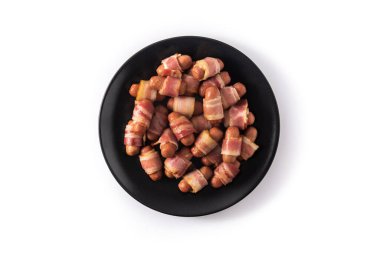 Battaniyeli domuz. Sosisler tütsülenmiş pastırmaya sarılıp beyaz arka planda izole edilmiş. Üst görünüm