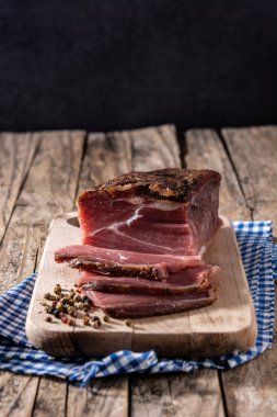 Ahşap masada kurutulmuş ve tütsülenmiş et