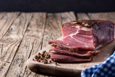 Ahşap masada kurutulmuş ve tütsülenmiş et. Boşluğu kopyala