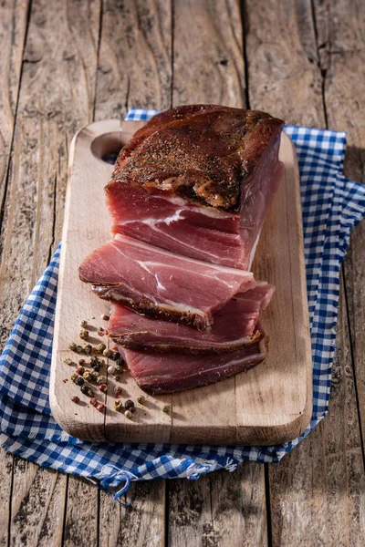 Viande Séchée Fumée Sur Table Bois — Photo