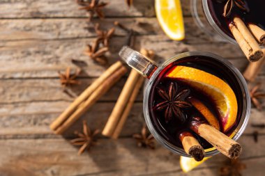 Geleneksel sıcak şarap ve ahşap masa. Üst manzara. Boşluğu kopyala