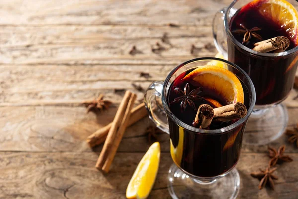 Traditioneller Glühwein Mit Gewürzen Auf Einem Holztisch Kopierraum — Stockfoto