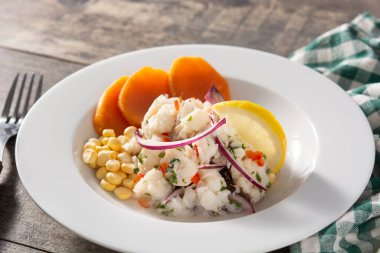 Balık, patates, mısır ve sebzeli geleneksel Peru ceviche 'si.