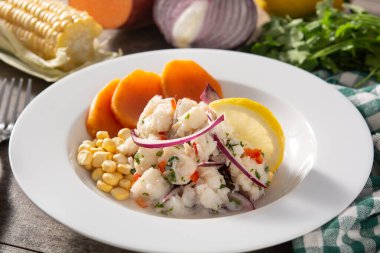 Balık, patates, mısır ve sebzeli geleneksel Peru ceviche 'si.
