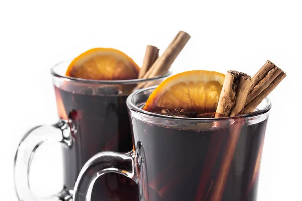 Vin Chaud Traditionnel Aux Épices Isolées Sur Fond Blanc — Photo