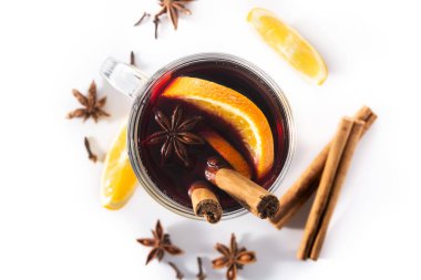 Beyaz arka planda izole edilmiş baharatlı geleneksel sıcak şarap. Üst görünüm