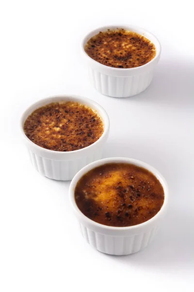 Crème Brulée Maison Dans Bol Isolé Sur Fond Blanc — Photo